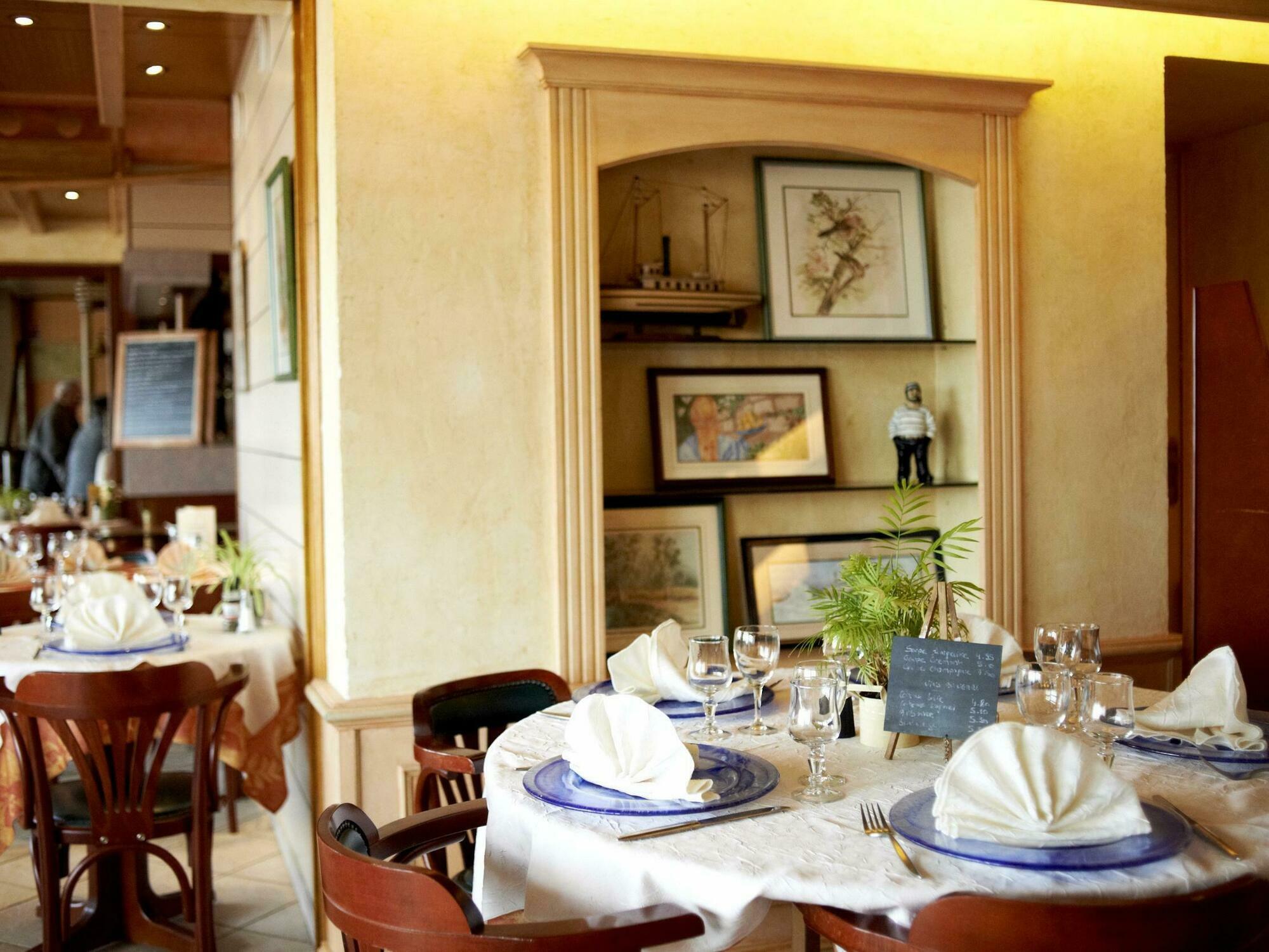 Logis Hotels - Au Poisson D'Argent - Hotel 3 Etoiles Et Restaurant Le Mesnil-en-Vallee Exterior photo